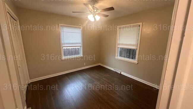 Building Photo - $1250 - 3 bed 1 bath with basement - Singl...
