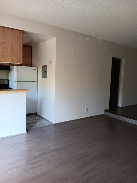 Building Photo - 10965 Fruitland Dr
