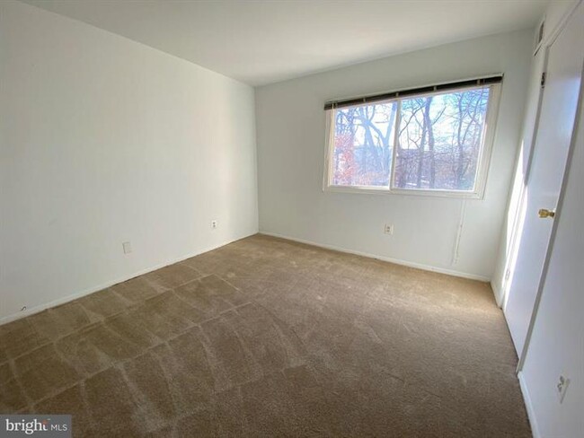 Building Photo - Spacious top-floor garden condo with updat...