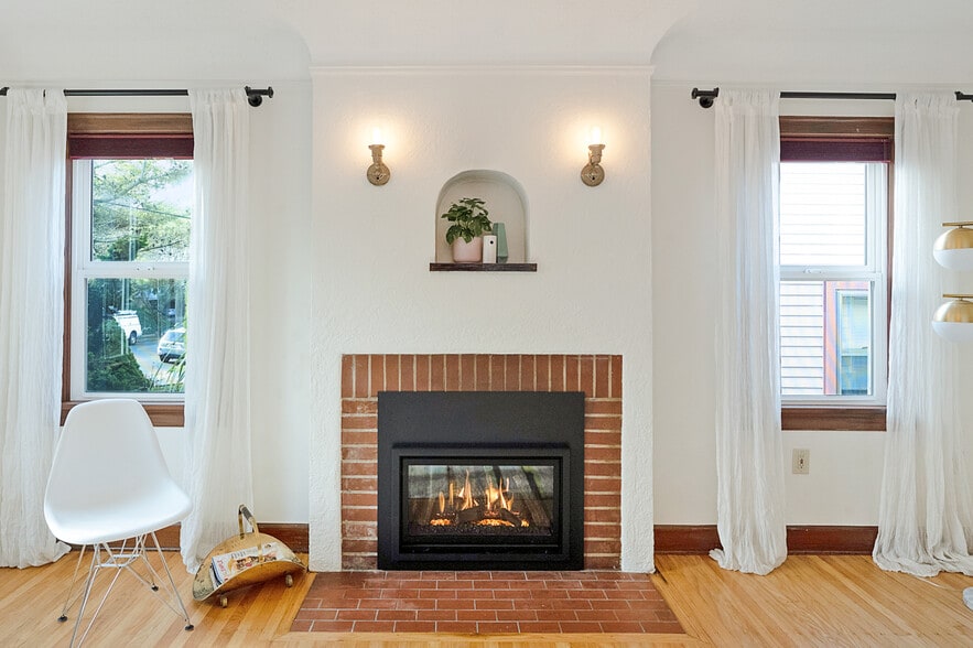 Building Photo - 2323 SE Pine St