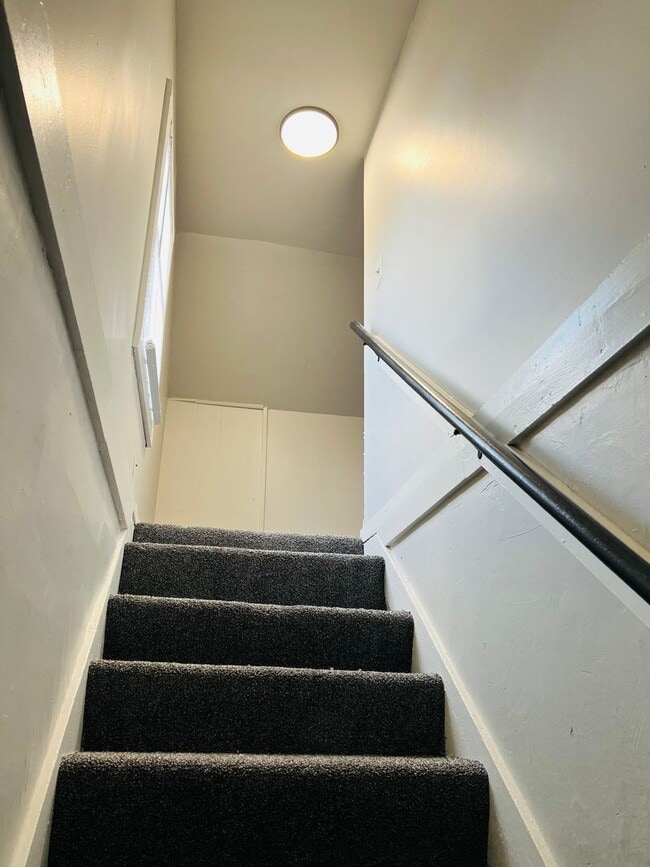 Building Photo - Gorgeous Renovated 3 Bedroom House!