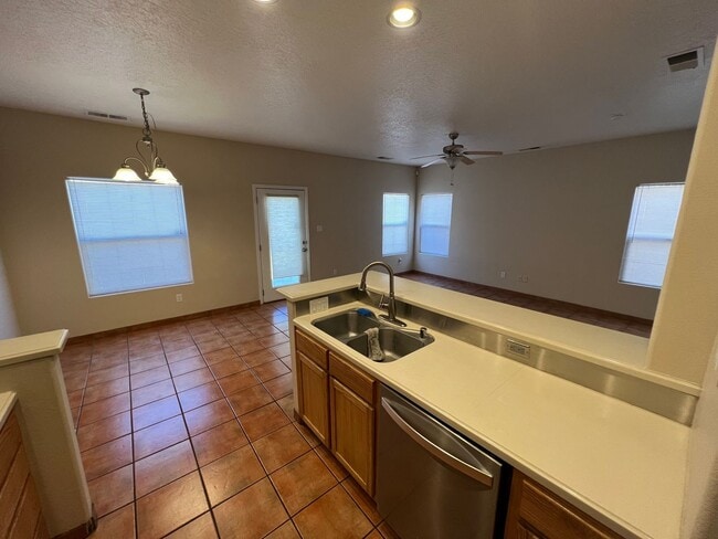 Building Photo - 3 bd / 3bth / 2 car near Pres, UNM, CNM, I-25