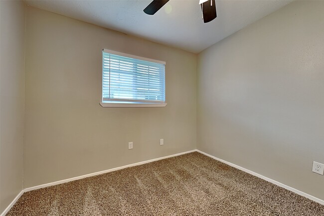 Building Photo - 16854 Gleneagle Dr N