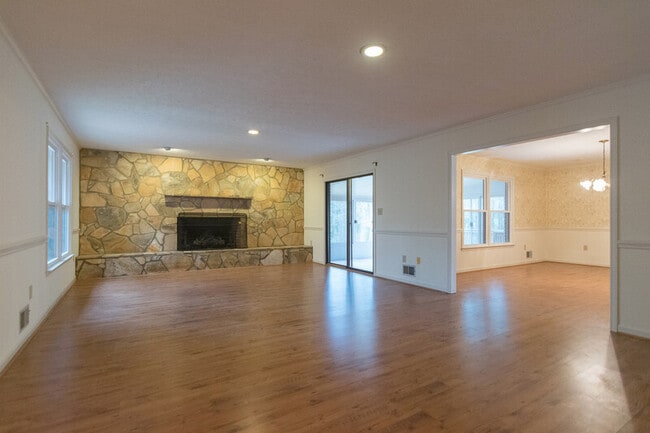 Building Photo - 1060 Windbrooke Ct
