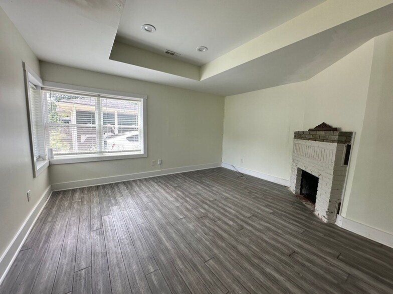 Building Photo - 490 Barnett Dr