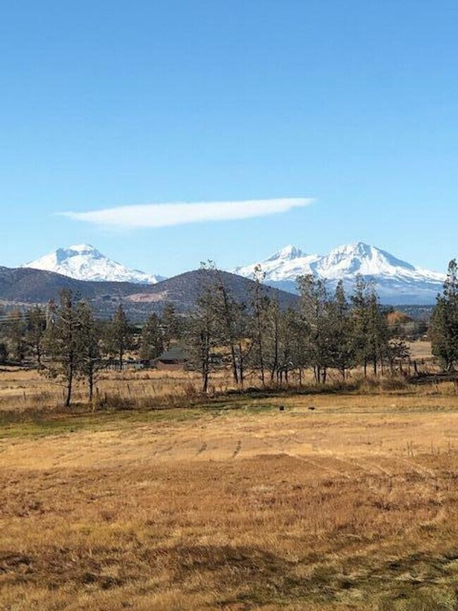 Building Photo - Gorgeous home at end of cul-de-sac with RV parking and views