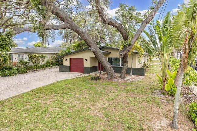 Building Photo - 211 Timberlane Dr