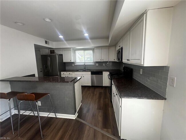 Building Photo - 4033 Foxwood Dr
