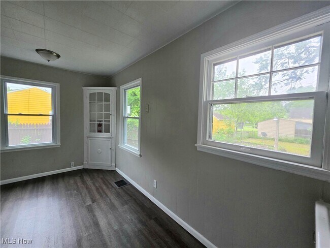 Building Photo - 859 E Avondale Ave