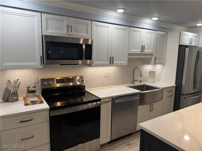 Building Photo - 960 7th St S