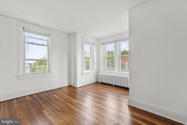 Building Photo - 320 6th St NE