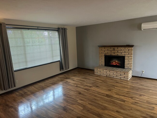 Building Photo - Freshly updated 2 bedroom 1 bathroom duple...