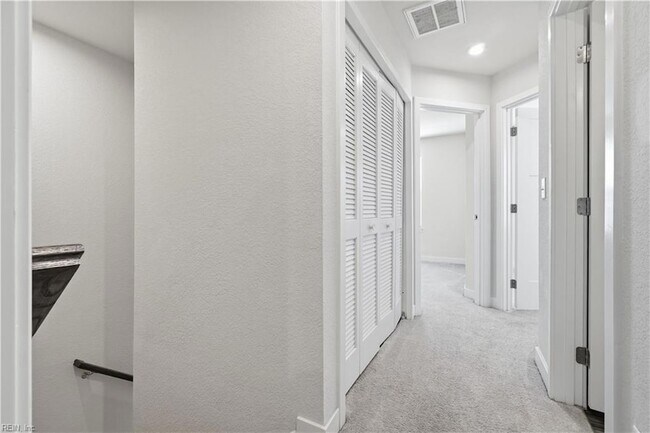 Building Photo - 266 Foxglove Dr