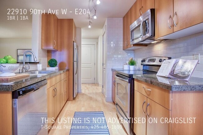 Building Photo - Beautifully Updated 1 Bedroom Condo w/Priv...