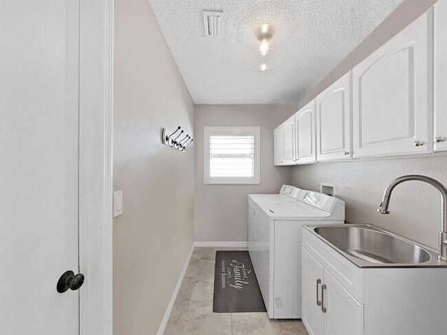 Building Photo - 308 Hammock Dr