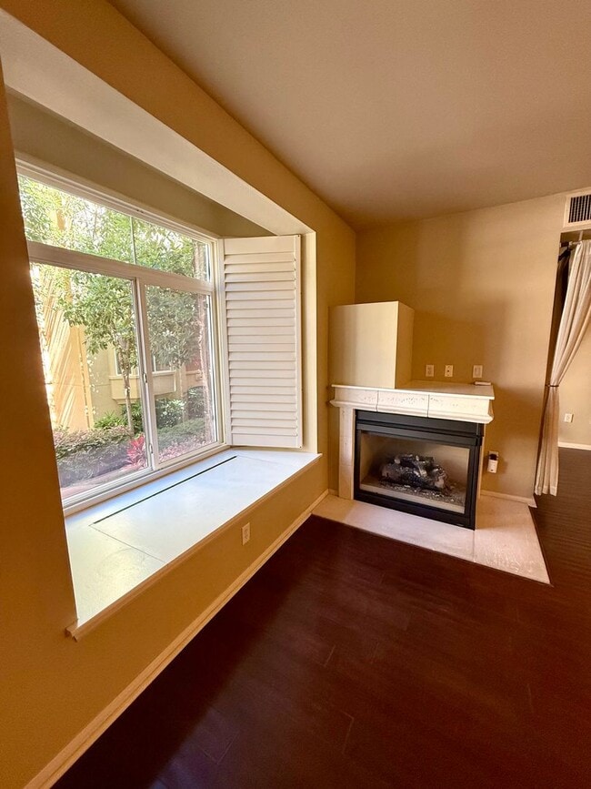 Building Photo - Spacious Bankers Hill Studio | In-Unit Laundry | A/C | Fireplace | Pool & Gym | 6-Month Lease