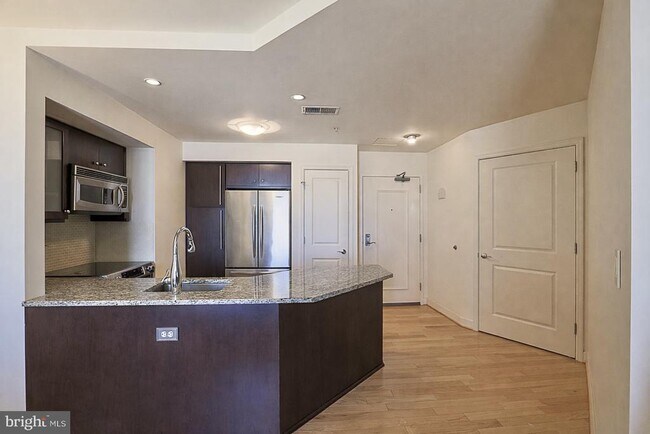 Building Photo - 675 S President St