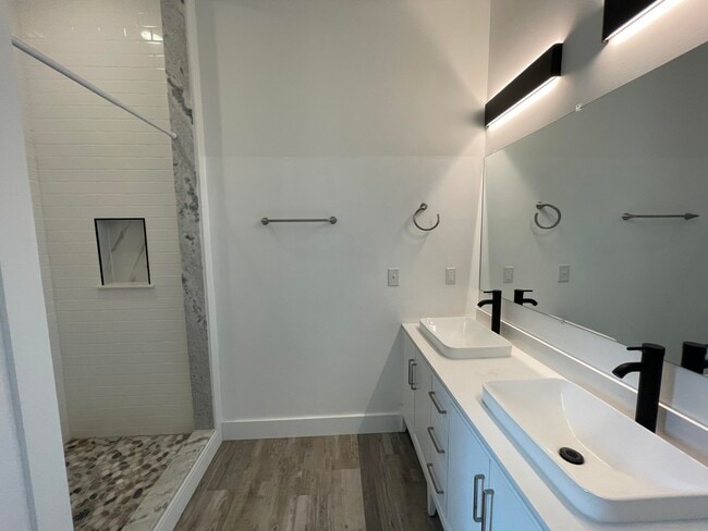 Building Photo - 1321 Cedar Ave S