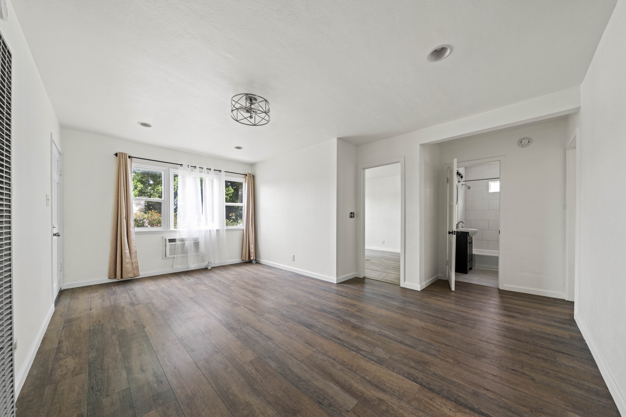 Building Photo - 6940 Woodley Ave