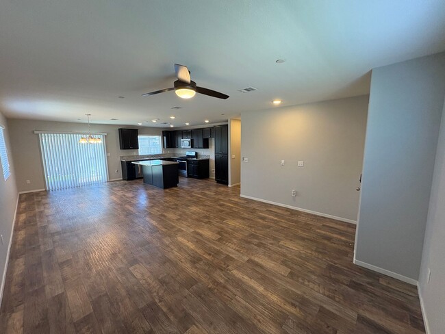 Building Photo - NW Visalia Home Available Now!