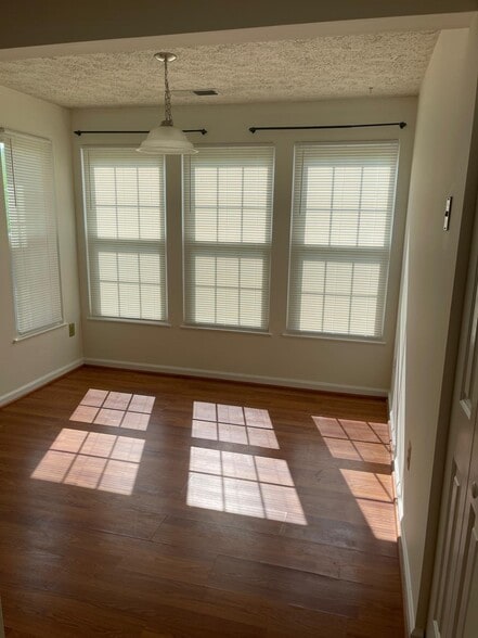 Building Photo - 5610 Avonshire Pl