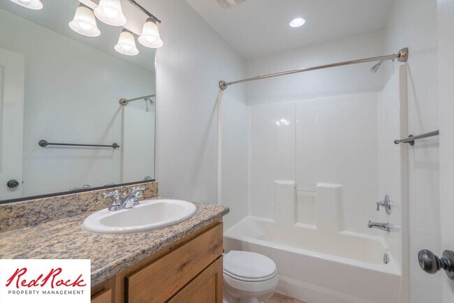 Building Photo - Pet Friendly! Spacious 4 Bedroom Townhome!