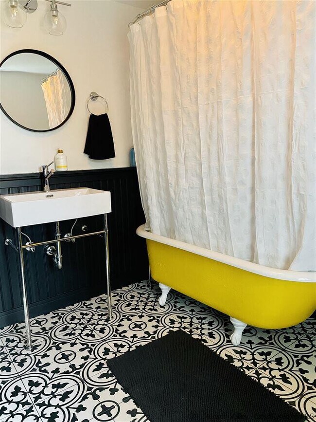 Building Photo - 298 Lucas Ave