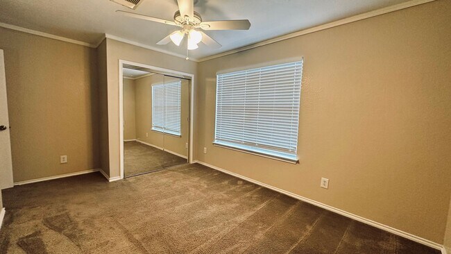 Building Photo - 5 Bedroom Home in Dover Subdivision!