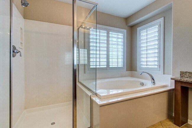 Building Photo - Summerlin Home with downstairs Bed/Bath & Large Patio with Courtyard!