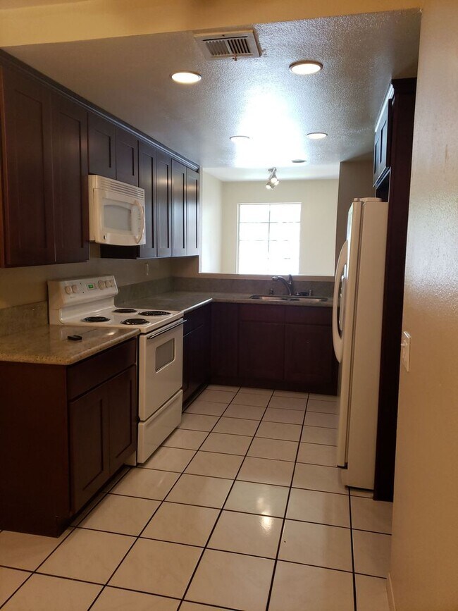 Building Photo - The Bluffs at Fox Run!!! 3BR/2.5BA Rarely ...