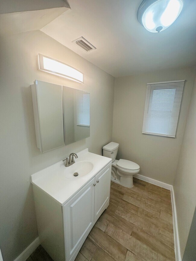 Building Photo - 2558 Spirea St