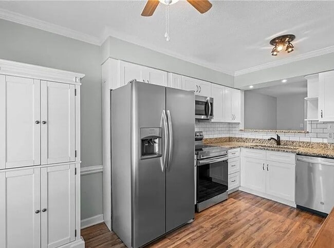 Building Photo - Renovated luxury townhome Greens Crossing,...