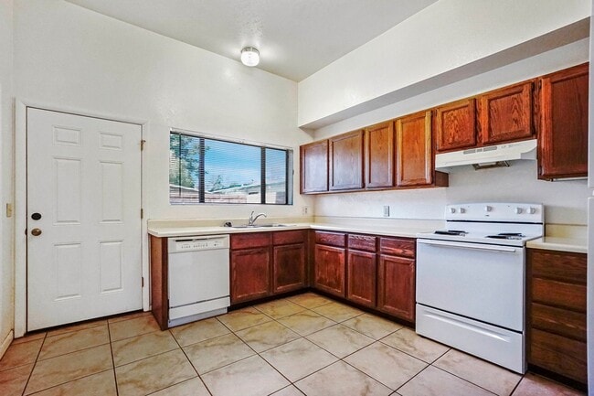Building Photo - Light-Filled 2-Bed Tucson Rental w/ Vaulte...