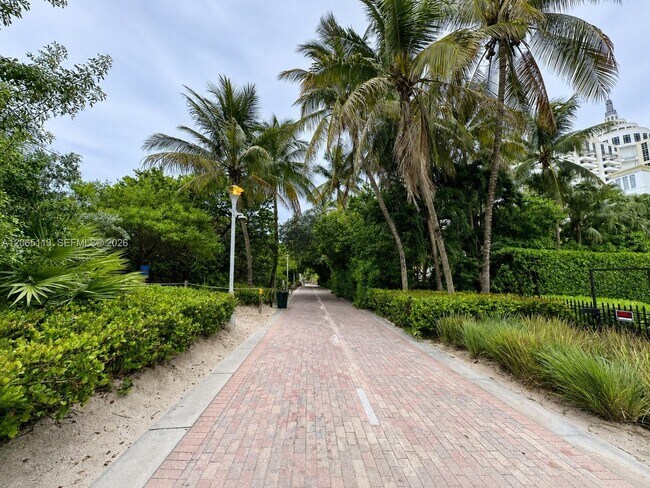 Building Photo - 1621 Collins Ave