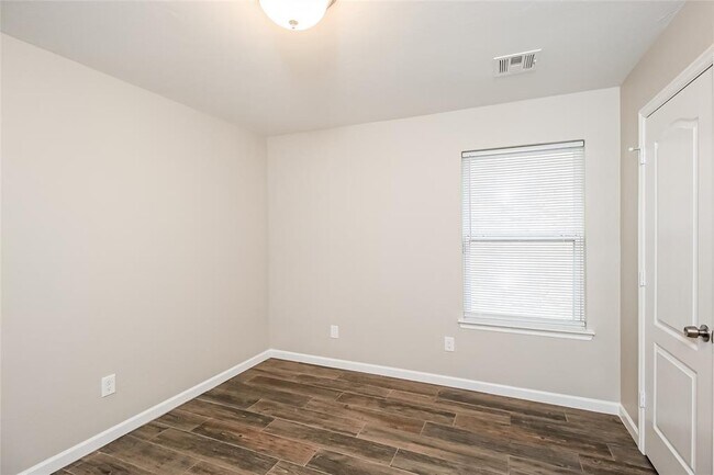 Building Photo - 7108 Meadow Lake Dr