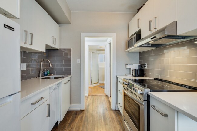 Building Photo - Stunning Duplex in Historic Old Town
