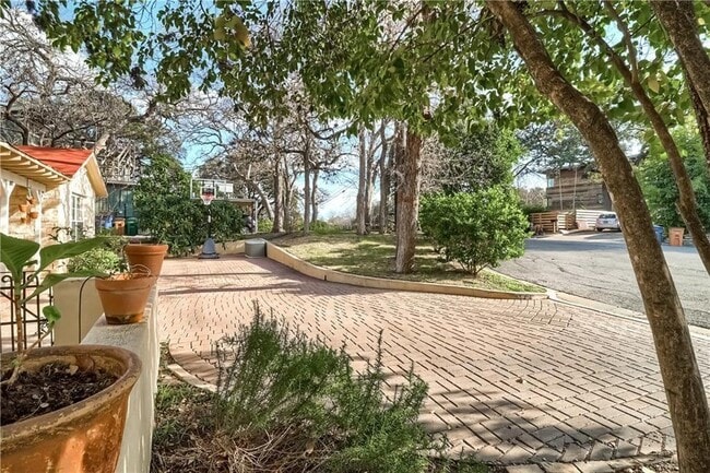 Building Photo - 1504 Hillmont St