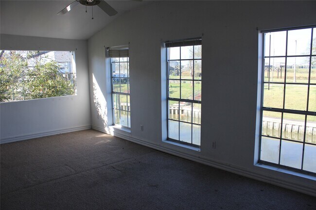 Building Photo - 440 Creek Dr