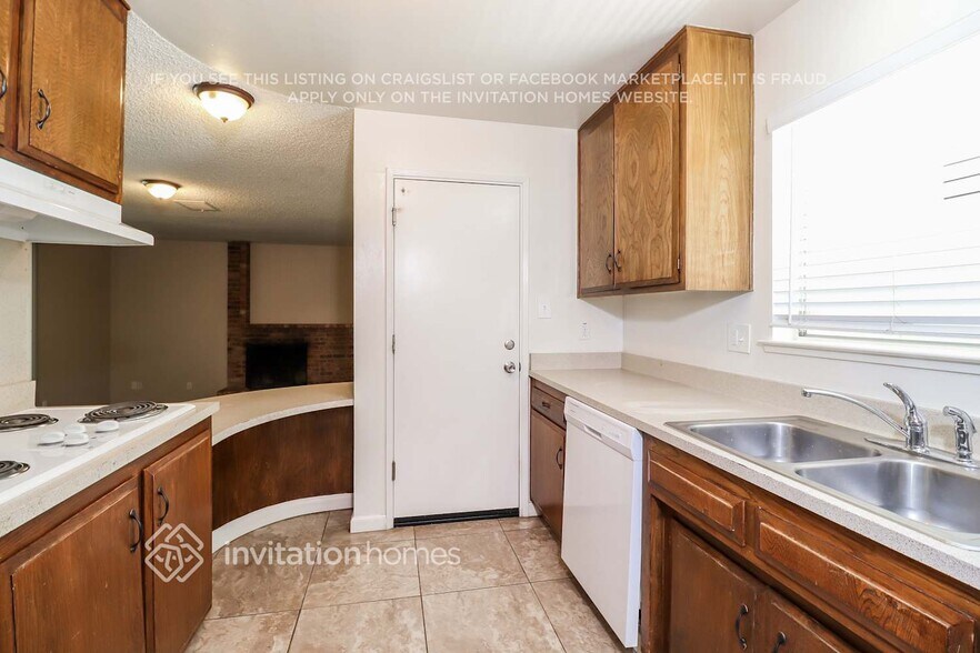 Building Photo - 2808 Notre Dame Dr
