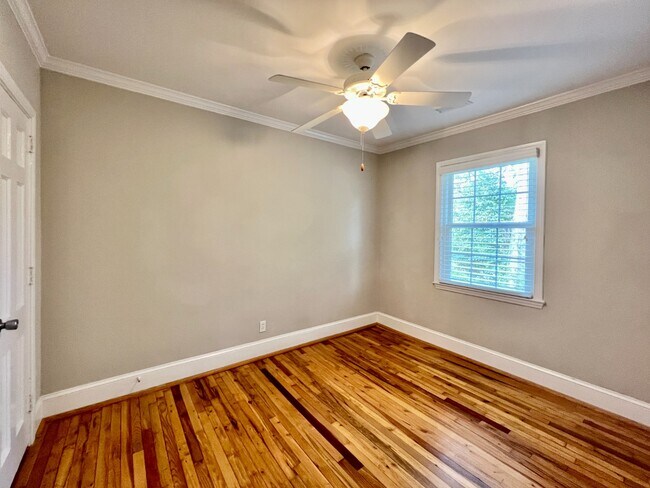Building Photo - Freshly Painted Elizabeth Townhome