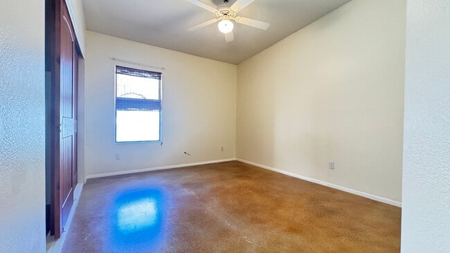 Building Photo - NW (Oracle and Orange Grove) 2 bedroom, 2 bath townhouse, 2 car garage, solar panels, no carpet!