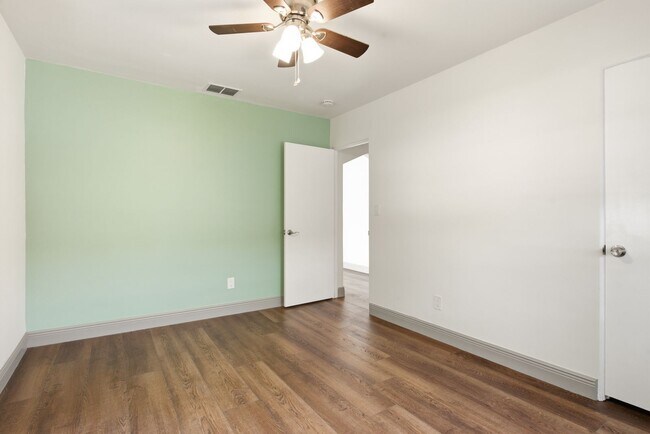 Building Photo - 517 41st Ave S