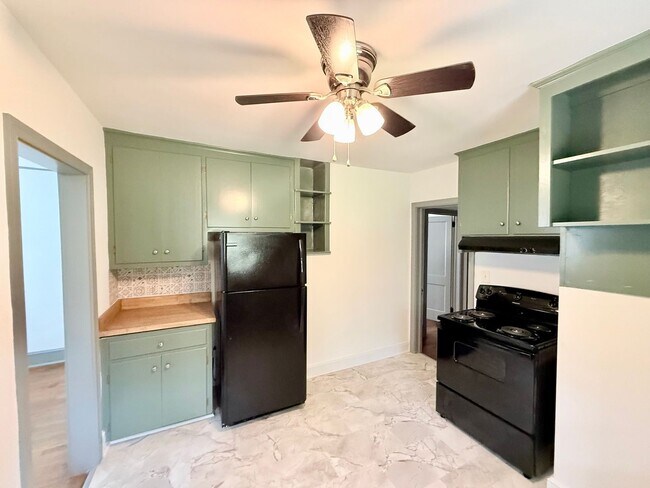 Building Photo - 3BR Normaltown Charmer