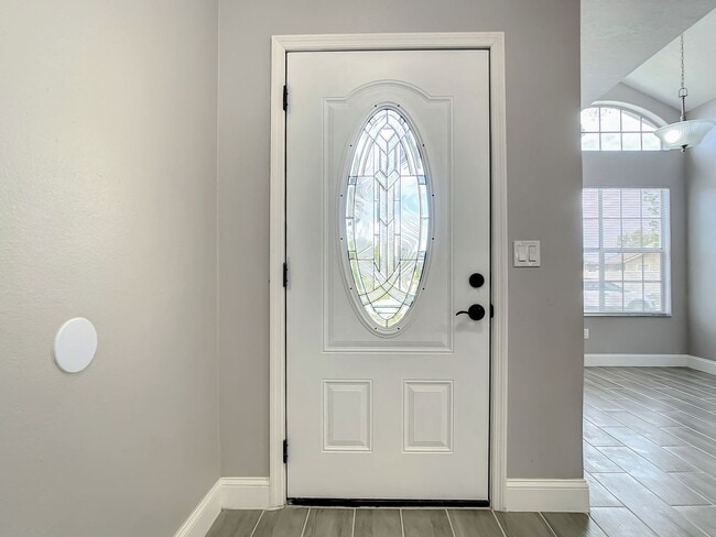 Building Photo - Beautiful 3 Bedroom, 2 Bath POOL Home with 2-Car Garage in the Heart of Hunters Creek!