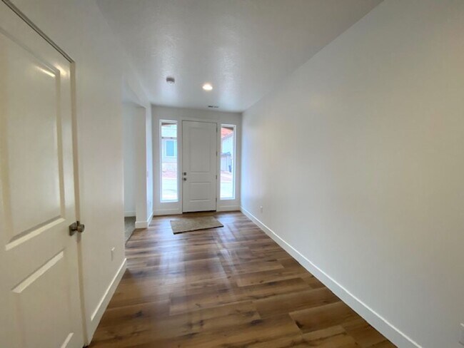 Building Photo - 438 N Stone Mountain Dr