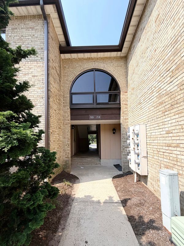 Building Photo - 704 Wellington Pl