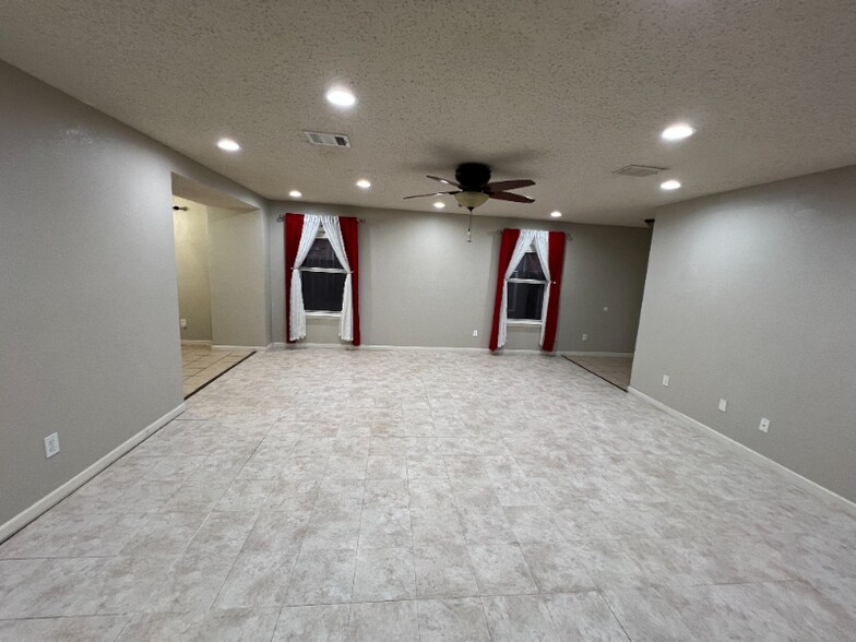 Building Photo - 911 Simi Dr
