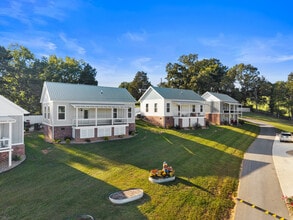 Building Photo - 211 Auttie Cir