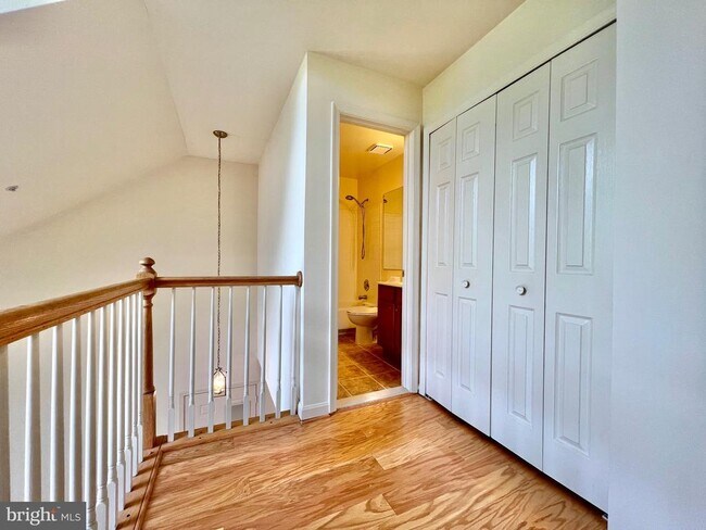Building Photo - 927 Hillside Lake Terrace