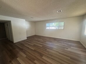 Building Photo - R6690N
